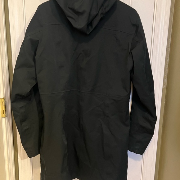 woman’s long black Patagonia hooded jacket size XL - Picture 3 of 10